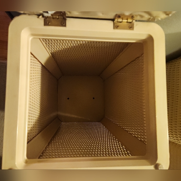 Vintage 1970s Ivory White Woven Wicker Square Storage Hamper - Picture 9 of 10